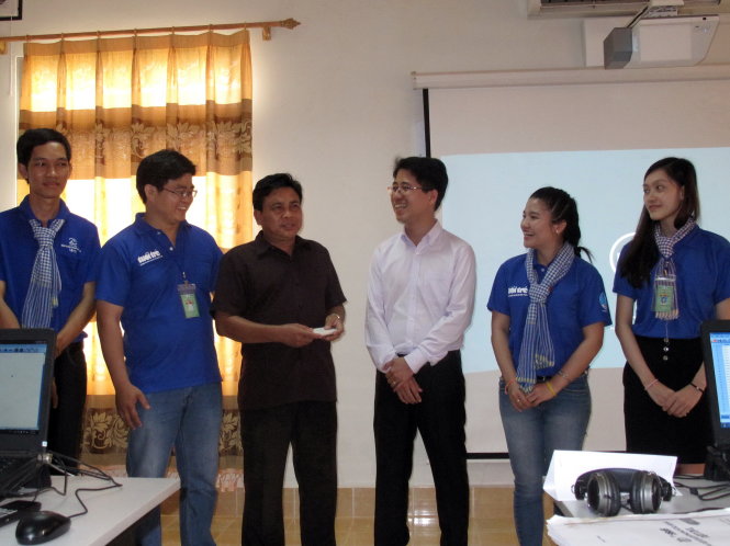 Anh Phạm Hồng Sơn (thứ ba từ phải sang) thăm hỏi lãnh đạo Trường ĐH Champasak và các chiến sĩ thuộc đội hình dạy tin học - Ảnh: C.NHẬT