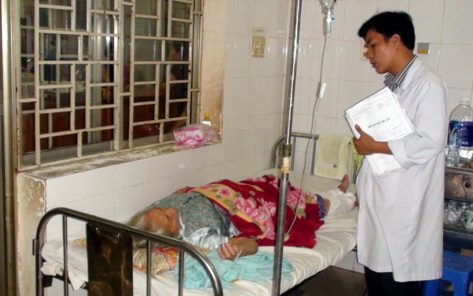 Bác sĩ hỏi thăm tình trạng của bà Ân - Ảnh: A Lộc