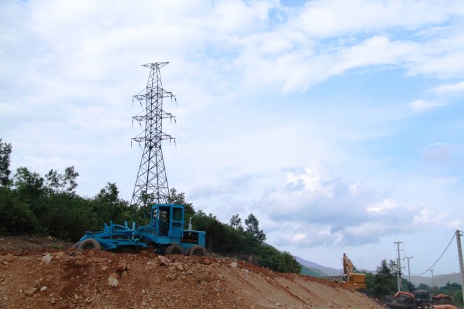 Dự án đã thi công lắp đặt trụ điện xong rồi để hoang phế suốt nhiều năm - Ảnh: Hữu Khá