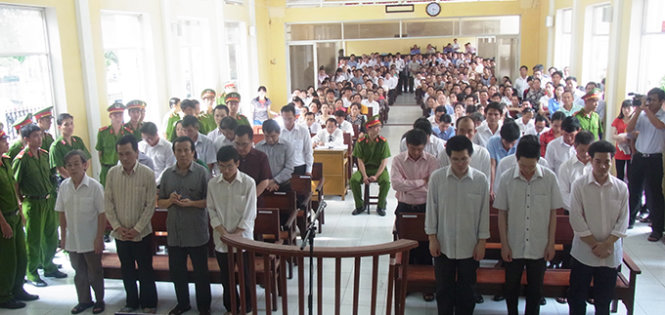 Các bị cáo nghe tuyên án - Ảnh: Tiến Trình