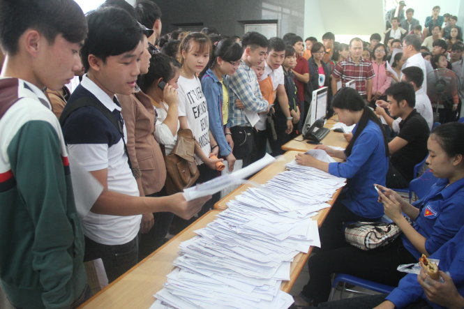 Thí sinh chen nhau đi nộp hồ sơ ở ĐH Đà Nẵng - Ảnh: ĐOÀN CƯỜNG