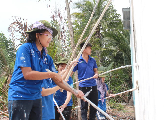 Chiến sĩ ĐH Mở TP.HCM và địa phương phụ làm nhà tình bạn tặng gia đình anh Trương Văn Thành tại ấp 3, xã Hiệp Phước (Nhà Bè) - Ảnh: Q.L.