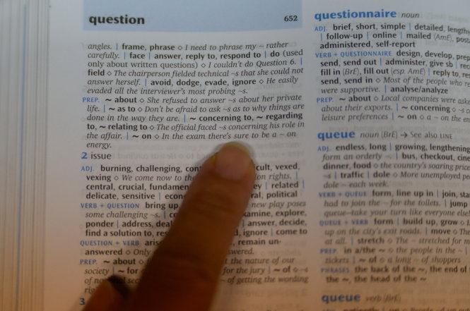 Bìa từ điển Oxford và lỗi sai mới được phát hiện  Ảnh: HỮU KHOA