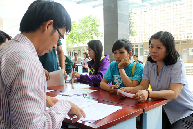 Thí sinh và phụ huynh làm hồ sơ xét tuyển vào Trường ĐH Y dược TP.HCM - Ảnh: Hải Quân