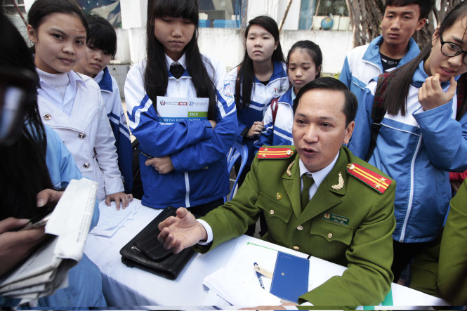 Nhiều học sinh ĐKXT vào trường công an băn khoăn về việc thay đổi điểm ưu tiên theo khu vực. Ảnh: trung tá Trần Văn Đồng - Trường ĐH Phòng cháy chữa cháy (Bộ Công an) - giải đáp thắc mắc của thí sinh trong Chương trình tư vấn tuyển sinh hướng nghiệp năm 2015 do báo Tuổi Trẻ tổ chức - Ảnh: Nguyễn Khánh