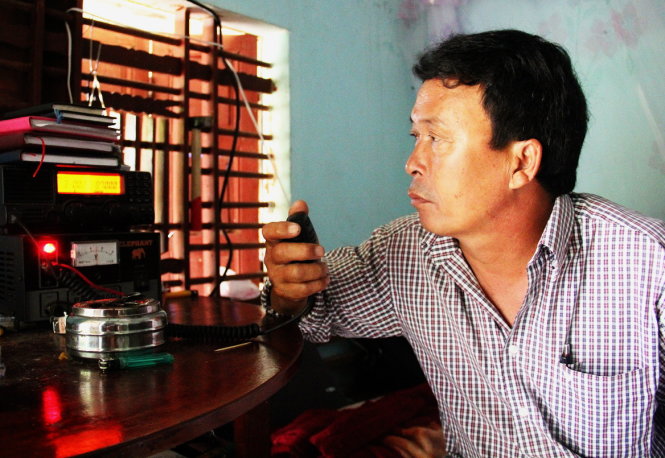 Ông Nam chỉnh đài Icom, chuẩn bị nối biển với bờ -  Ảnh: T.Mai