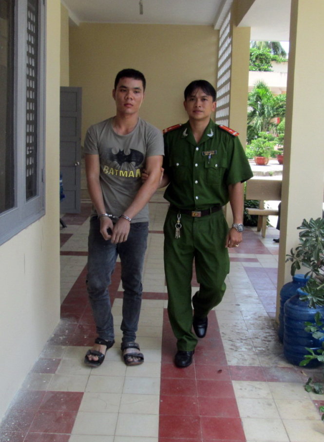 Trần Tuấn Phát bị công an dẫn giải về trụ sở Công an TP Vũng Tàu - Ảnh: Đông Hà.