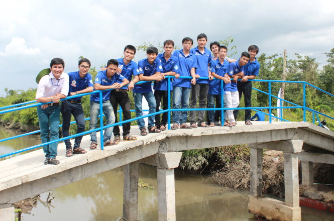 Niềm vui của đội hình xây cầu trong ngày khánh thành với thành quả sau 30 ngày Mùa hè xanh  Ảnh: Q.L.
