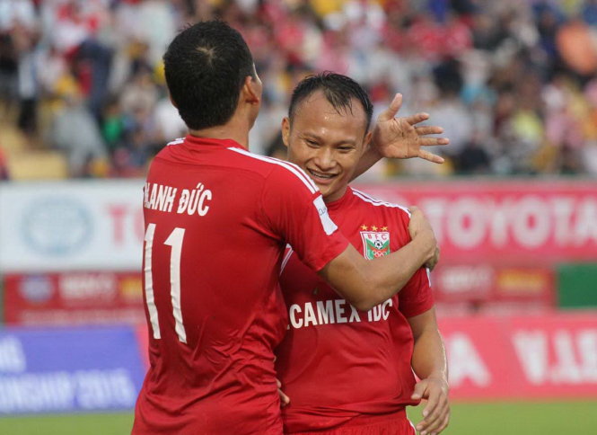 Trọng Hoàng (phải) lập cú đúp giúp Bình Dương hạ Đồng Nai 2-1 - Ảnh: N.K.