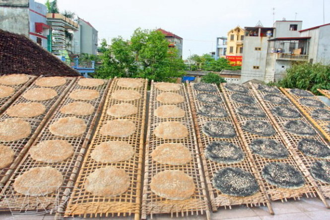 Đến Bắc Giang bạn sẽ bắt gặp hình ảnh thân thuộc những chiếc phên phơi bánh đa- Ảnh: Huyền Trần