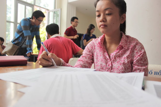 Thí sinh nộp hồ sơ xét tuyển ĐH năm 2015. Ảnh - Ngọc Tuyền