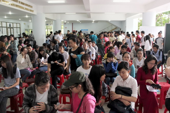 Thí sinh nộp hồ sơ xét tuyển tại Trường ĐH Tôn Đức Thắng. Ảnh - Hồng Nguyên