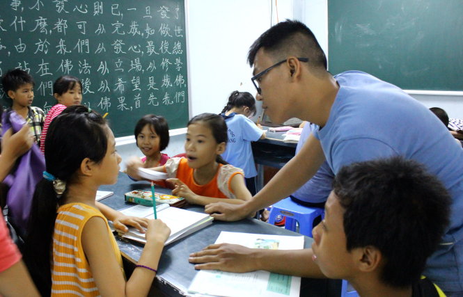 Gia sư tình nguyện đang kèm các em nhỏ tại cơ sở chùa Diệu Pháp (Q.Bình Thạnh)Ảnh: THỦY TIÊN