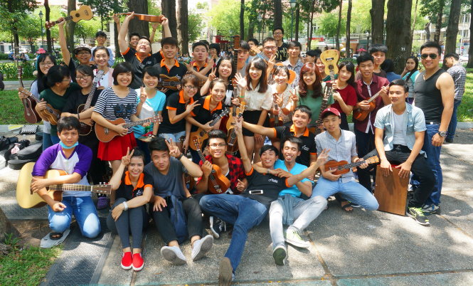 Cuối tuần nhóm bạn trẻ hội Ukulele's House lại tập trung ở công viên 30-4 để chơi đàn - Ảnh: HUY TRẦN