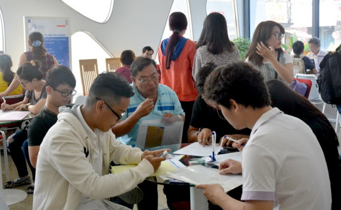 Thí sinh nộp hồ sơ xét tuyển vào Trường ĐH Hoa Sen - Ảnh: M.G
