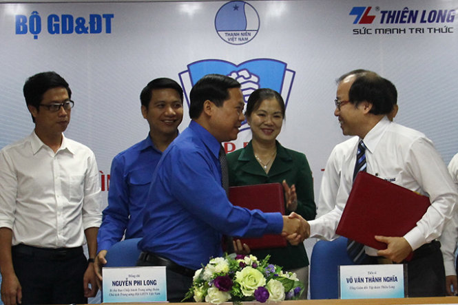 Đại diện các bên ký kết hợp tác chương trình “Chia sẻ cùng thầy cô” - Ảnh: Chí Thuận