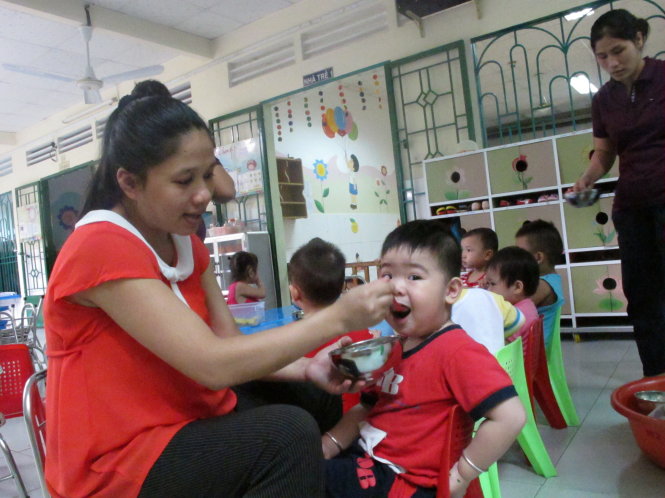Bạn Hà Thị Huỳnh Nga đã được học nghề và làm bảo mẫu tại Trường mầm non Khai Trí - Ảnh: Kim Anh