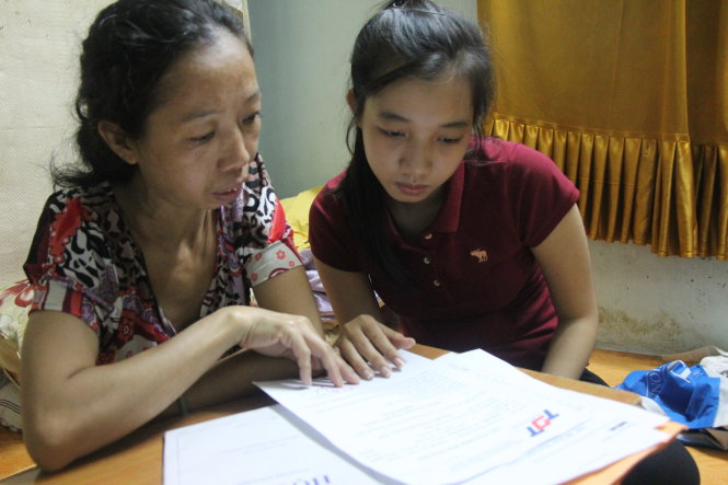 Giấy báo trúng tuyển đang ở trước mặt, nhưng Thanh Thanh và mẹ gần như bế tắc vì Thanh vừa không có CMND vừa không có tiền đóng học phí  - Ảnh: Văn Tiên
