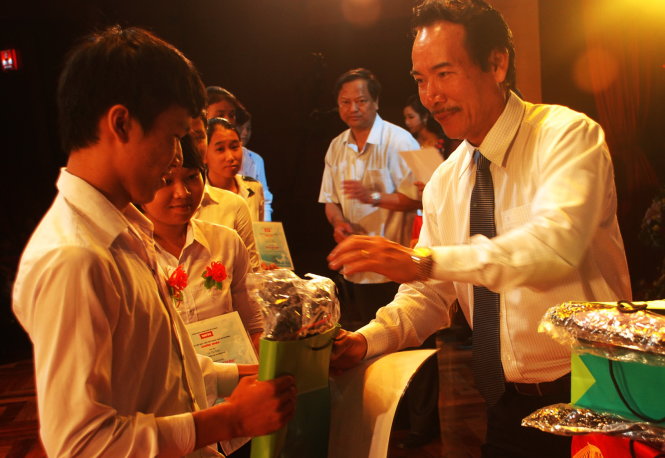Ông Lê Quốc Phong trao học bổng cho tân sinh viên Quảng Trị   năm 2013 - Ảnh: Q.Nam