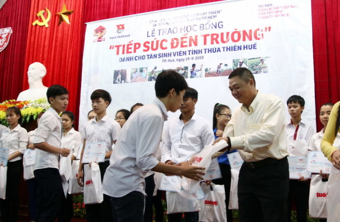 Các nhà hảo tâm trao học bổng cho các tân sinh viên chiều 19-9 - Ảnh: Ngọc Dương