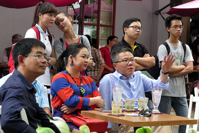 GS Ngô Bảo Châu đưa tay bỏ giá đấu quyển Việt Nam Văn hóa sử cương - Ảnh: L.Điền