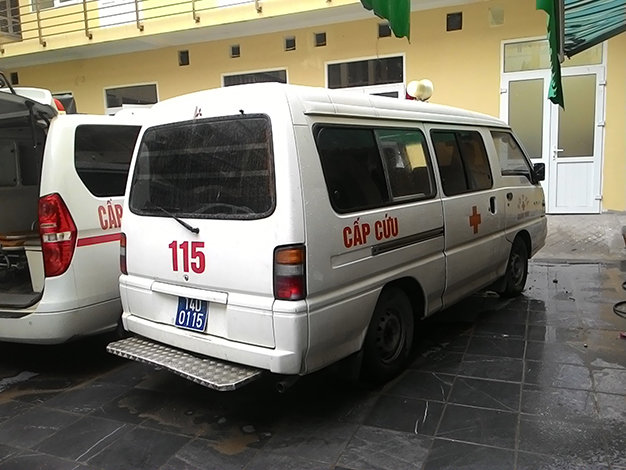 Chiếc xe cấp cứu bị chết máy trên đường cấp cứu ông Chung phải đưa về nằm tại sân Trung tâm vận chuyển cấp cứu - Ảnh: Đức Hiếu