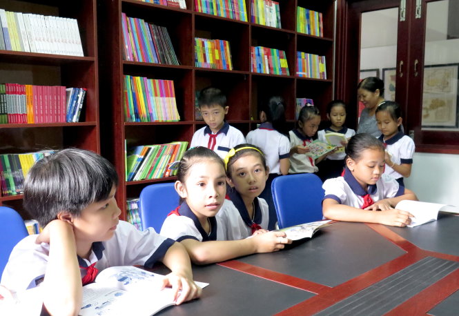 Các em thiếu nhi đọc sách tại buổi khánh thành  - Ảnh: L.Điền