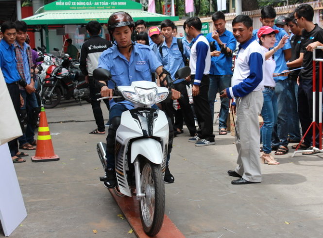 Nhiều bạn trẻ tham gia lái xe thực địa để thực hành kỹ năng lái xe an toàn tại ngày hội Ảnh: Q.L.