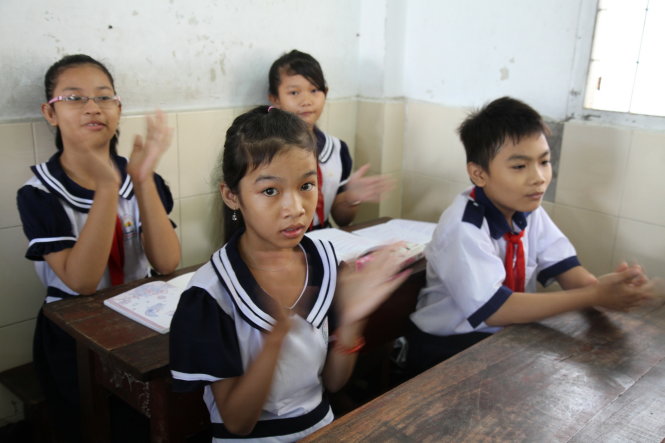 Cô bé bán vé số Huỳnh Thị Trúc (thứ hai từ trái qua) đã được đi học trở lại sau một năm theo mẹ lưu lạc từ quê lên TP Mỹ Tho kiếm sống - Ảnh: V.TR.