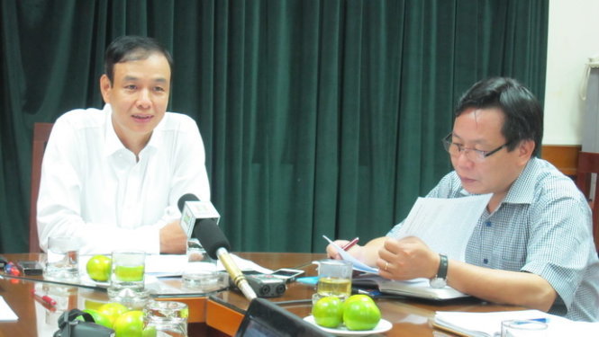 Ông Đào Đức Toàn, trưởng Ban tổ chức Thành ủy Hà Nội (trái), xác nhận việc huyện Mỹ Đức điều động toàn con em, người thân về công tác tại huyện là có thật - Ảnh: Xuân Long