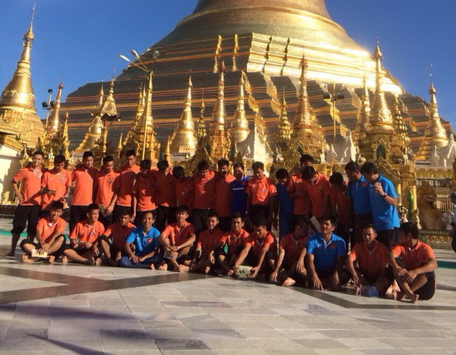 Thầy trò HLV Hoàng Anh Tuấn trong chuyến tham quan chùa Vàng sau trận thắng 3-1 trước U-19 Hong Kong Ảnh: NGUYỄN DƯƠNG