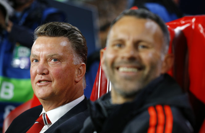 Ryan Giggs (phải) cùng  HLV Van GaalẢnh: Reuters
