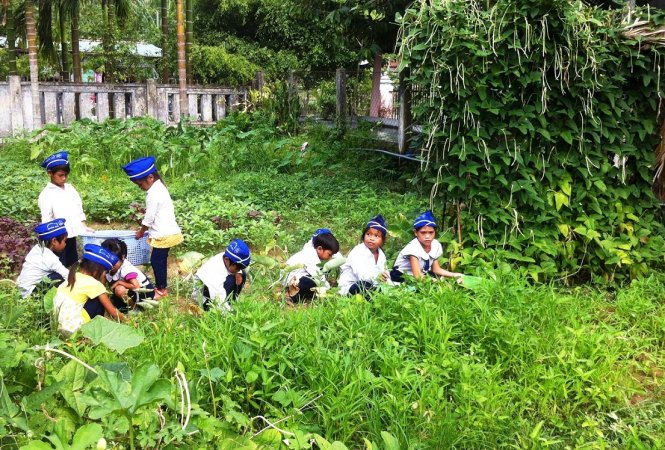 Nông trại vừa giúp cải thiện bữa ăn vừa là nơi dạy cho các em những kỹ năng sống - Ảnh: Trần Mai