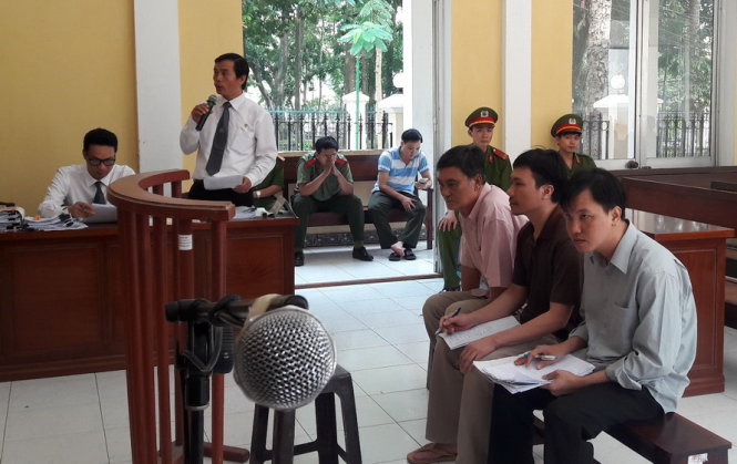 Các luật sư bào chữa cho bị cáo tại tòa - Ảnh: Hoàng Điệp