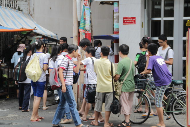 Sau giờ học chính khóa, đông đảo học sinh tập trung chuẩn bị học thêm tại nhà một giáo viên - Ảnh: Như Hùng