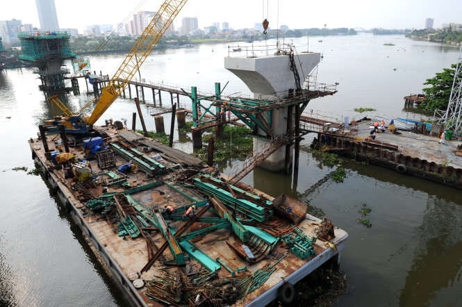 Thi công tuyến đường sắt đô thị TP.HCM đoạn vượt sông Sài Gòn (ảnh chụp ngày 8-10-2015) - Ảnh: Tự Trung