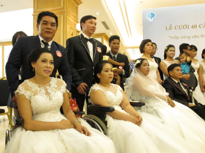 Các cặp đôi khuyết tật thử áo cưới sáng 12-10-2015 - Ảnh: K.Anh