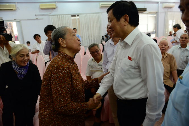 Bà con cử tri thân mật thăm hỏi, gửi gắm với Chủ tịch nước Trương Tấn Sang - Ảnh: Quang Định