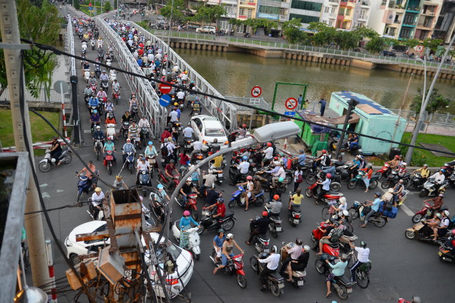 Xe taxi qua cầu Trần Khánh Dư trong giờ cao điểm, một số xe máy vượt đèn đỏ góp phần làm giao thông khu vực ngã tư Hoàng Sa -  Trần Khắc Chân, P.Tân Định, Q.1, TP.HCM thường xuyên rối loạn (ảnh chụp lúc 17g30 ngày 26-10) - Ảnh: Hữu Khoa