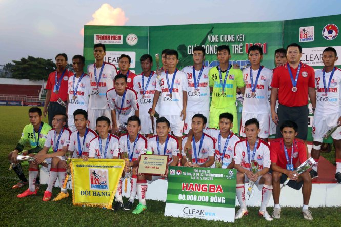 Đội U-21 TP.HCM nhận HCĐ - Ảnh: N.K.