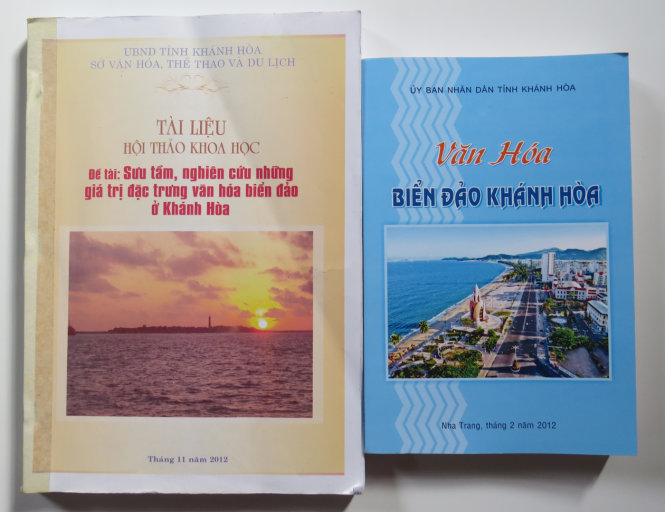 Một số nội dung trong quyển sách của ông Hoa (bìa phải) bị tố lấy từ các bài viết trong hai cuốn kỷ yếu ra trước đó Ảnh: DUY THANH