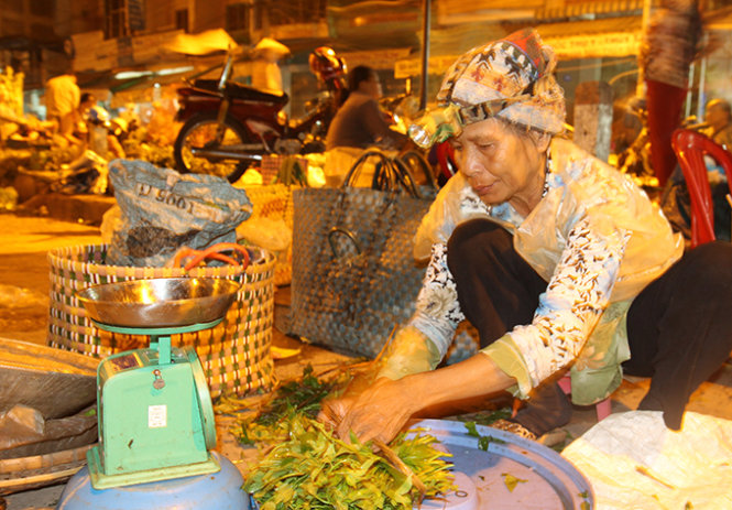 Bà Lê Thị Bé, 62 tuổi bán rau nuôi con ăn học và chữa bệnh tâm thần cho người con trai lớn - Ảnh: V.TR.