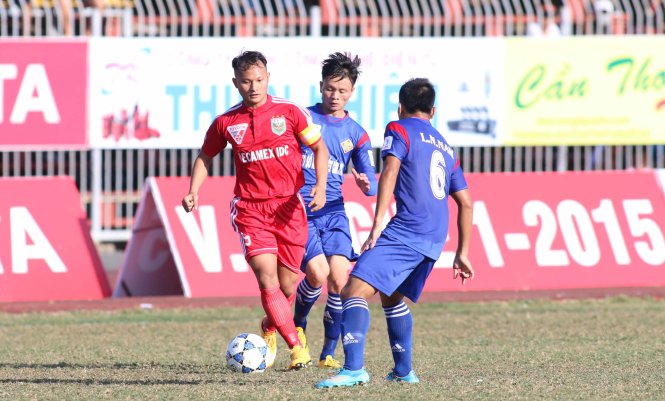Đức Linh (giữa) thi đấu ở V-League 2015 - Ảnh: N.K.