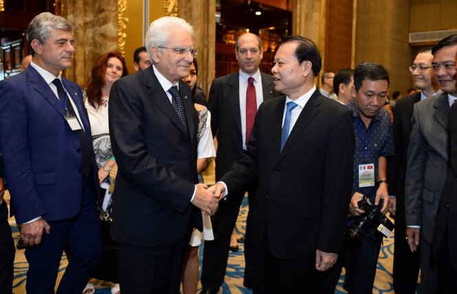 Tổng thống Ý Sergio Mattarella và Phó thủ tướng Vũ Văn Ninh gặp gỡ tại buổi đối thoại chiến lược Việt Nam - Ý ở TP.HCM sáng 8-11 - Ảnh: Thuận Thắng