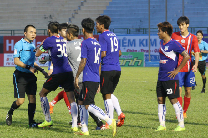 Trọng tài chính Phùng Đình Dũng (bìa trái) bị các cầu thủ Myanmar bao vây phản ứng - Ảnh: Thanh Việt