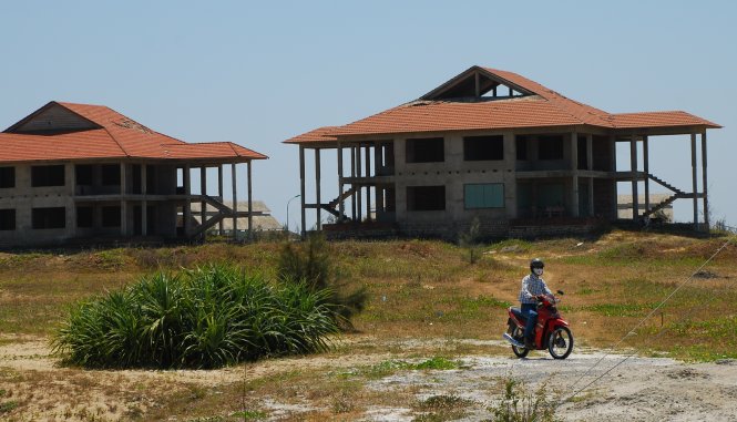 Chính quyền TP Đà Nẵng tuyên bố sẽ thu hồi nhiều dự án chậm triển khai ven biển, tuy nhiên đến nay chỉ mới duy nhất dự án bị rút giấy phép là “Trường dạy nghề lướt ván”. Trong ảnh: một số dự án treo ven biển Đà Nẵng gây bức xúc trong dư luận thời gian qua   - Ảnh: Việt Hùng