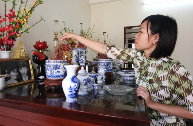 Đại úy Lê Thị Minh Thủy thắp hương trước bàn thờ cha mẹ. Cha của chị Thủy là liệt sĩ Lê Đình Thơ, hi sinh ngày 14-3-1988 sau cuộc tấn công của hải quân Trung QuốcẢnh: TIẾN THẮNG