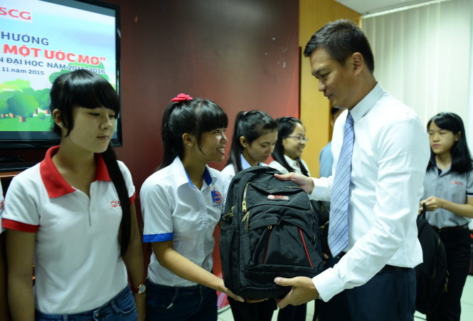 Tổng giám đốc SCG Việt Nam Praween Wirotpan trao phần thưởng cho các tân sinh viên từng nhận học bổng 