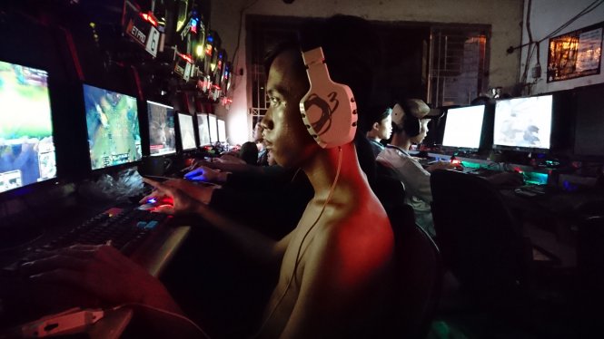 Người chơi dán mắt vào màn hình lúc 2g sáng tại “lò” game trên đường Lê Lại Q.Gò Vấp Ảnh: Thuận Thắng