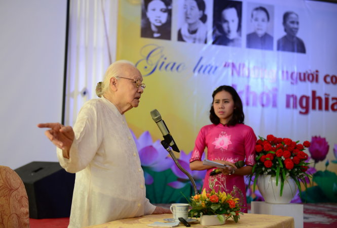 Bà Ngô Thị Huệ quên cả tuổi 98 khi kể về khởi nghĩa - Ảnh: T.Tùng